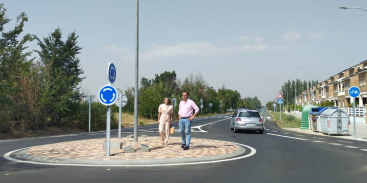 La nueva rotonda permitirá crear una parada de autobús y más seguridad para vehículos y peatones en el acceso a las urbanizaciones Almendares, Los Sauces y Los Olivos