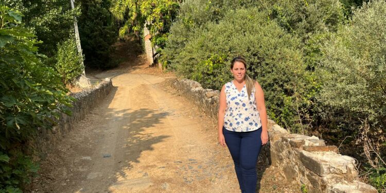 Santibáñez de la Sierra limpia y desbroza el arroyo Saltillo con una ayuda de la Diputación de 9.000€