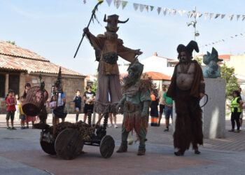 Carbajosa viaja a mundos fantásticos con el pasacalles medieval y la exhibición de aves rapaces