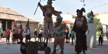 Carbajosa viaja a mundos fantásticos con el pasacalles medieval y la exhibición de aves rapaces