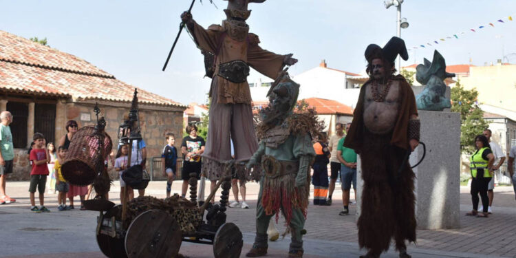 Carbajosa viaja a mundos fantásticos con el pasacalles medieval y la exhibición de aves rapaces