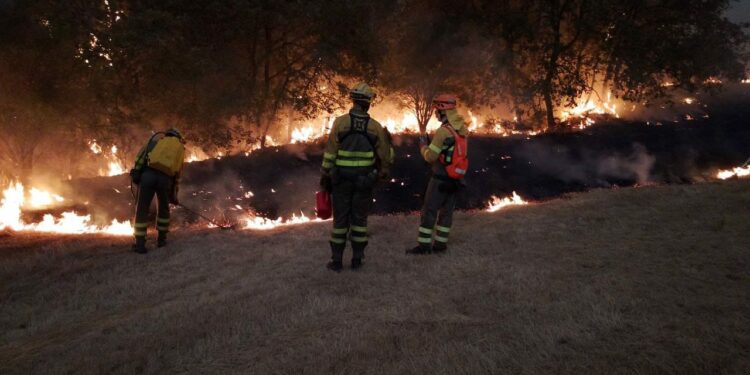 Los incendios de El Payo y Cipérez mantienen en alerta a la población