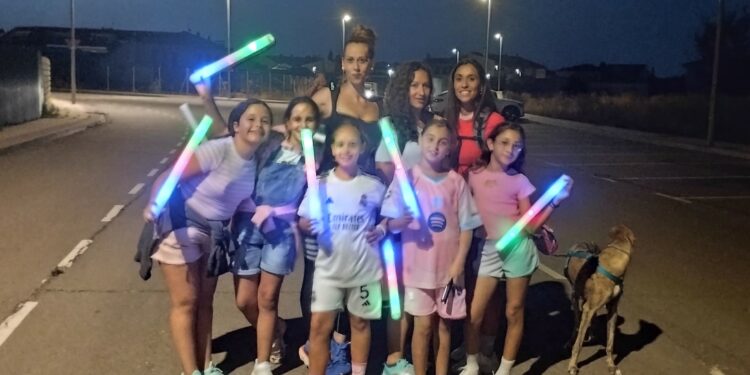 Más de doscientos vecinos de Aldeatejada participan en la 2ª marcha nocturna hasta Miranda de Azán