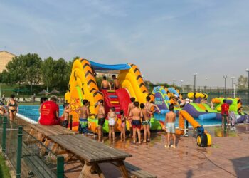 Divertida tarde de juegos con los hinchables acuáticos en las piscinas municipales de Aldeatejada