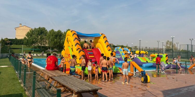 Divertida tarde de juegos con los hinchables acuáticos en las piscinas municipales de Aldeatejada