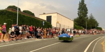 La divertida IV Carrera de Autos Locos congrega a cerca de 3.000 personas en Carbajosa