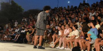 Más de 600 personas se dejan sorprender con la magia de Miguel de Lucas en el Verano Cultural de Carbajosa