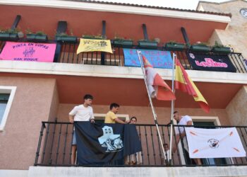 Carbajosa se viste del color de sus peñas para iniciar las fiestas en honor a San Roque