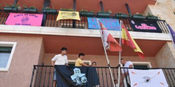 Carbajosa se viste del color de sus peñas para iniciar las fiestas en honor a San Roque
