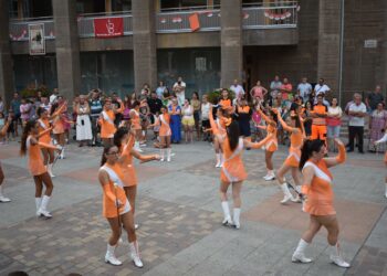 La coordinación entre la banda de música y las majorettes de Carbajosa deslumbra una vez más