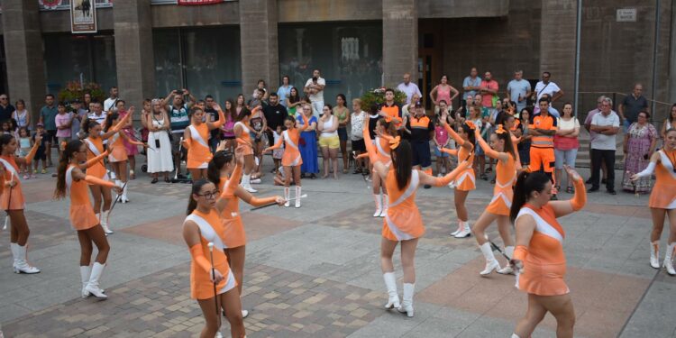 La coordinación entre la banda de música y las majorettes de Carbajosa deslumbra una vez más