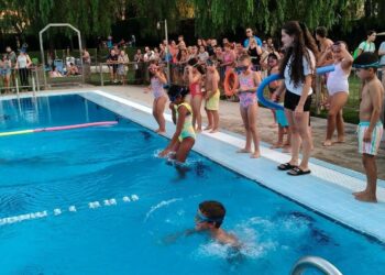 Más de un centenar de niños finalizan los cursos de natación en las piscinas de Carbajosa