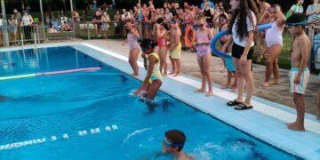Más de un centenar de niños finalizan los cursos de natación en las piscinas de Carbajosa