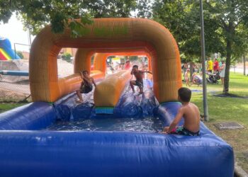 Los hinchables de agua convierten la calle Carpihuelo en un parque acuático como fin de fiestas