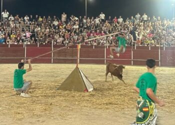 El público abarrota la plaza de toros para disfrutar con las peñas del concurso ‘Huertos Prix’