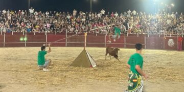 El público abarrota la plaza de toros para disfrutar con las peñas del concurso ‘Huertos Prix’