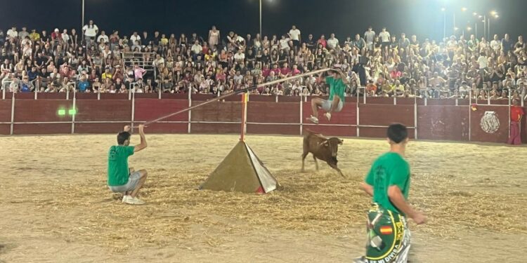 El público abarrota la plaza de toros para disfrutar con las peñas del concurso ‘Huertos Prix’