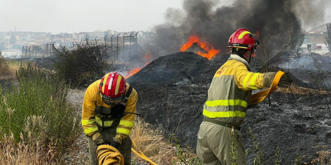 Alarma por el incendio de vegetación en el polígono El Montalvo I en Carbajosa