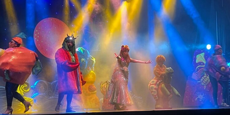 ‘La Sirenita’ sumerge a los vecinos de Carbajosa en un mundo mágico de música y conciencia ambiental