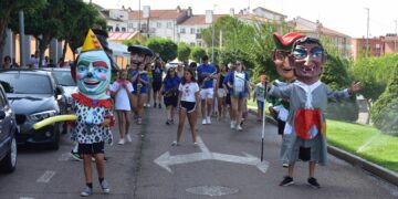 Música, cabezudos y juegos gigantes animan las calles de Carbajosa en el día grande de San Roque