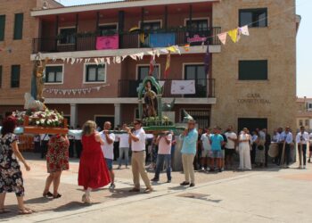 Los vecinos de Carbajosa acompañan en procesión a San Roque y Nuestra Señora de la Asunción