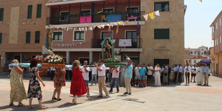 Los vecinos de Carbajosa acompañan en procesión a San Roque y Nuestra Señora de la Asunción