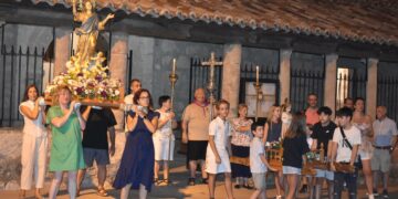 Arranca el triduo religioso con la procesión nocturna en honor a Nuestra Señora y San Roque en Carbajosa
