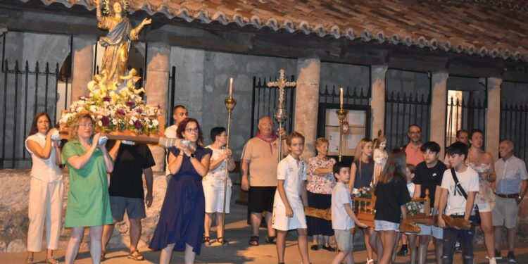 Arranca el triduo religioso con la procesión nocturna en honor a Nuestra Señora y San Roque en Carbajosa