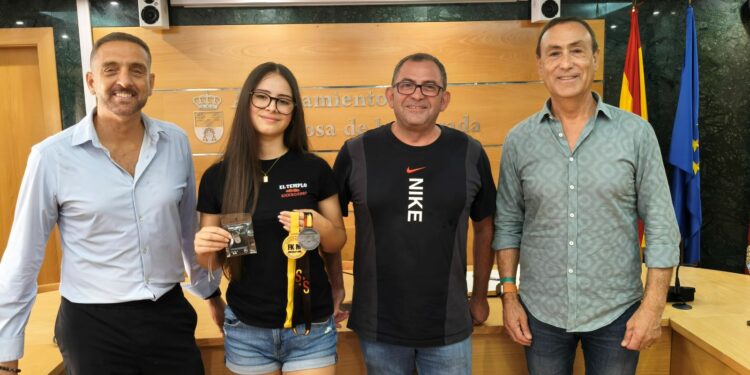Carbajosa homenajea a su vecina Irene Bazo, medalla de oro regional y subcampeona de España de kickboxing en su categoría