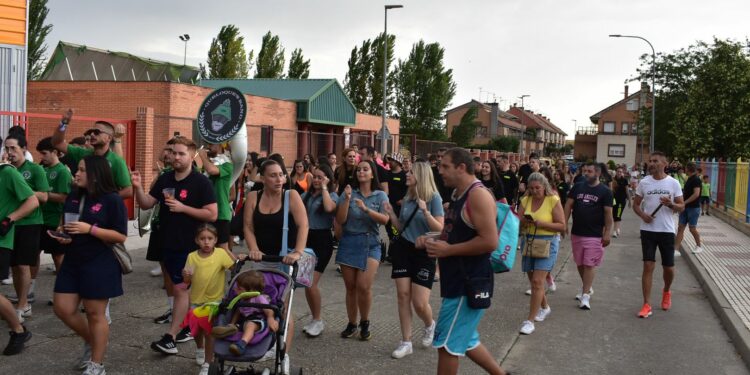 Carbajosa inicia las fiestas con el recorrido de peñas y la parrillada popular que han reunido a 700 vecinos
