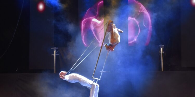 El espectáculo ‘Show Dance’ empapa Carbajosa de circo, música y acrobacias de gran impacto visual