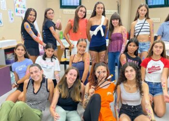 Cerca de 20 jóvenes disfrutan de un original taller de body painting en Carbajosa