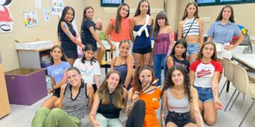 Cerca de 20 jóvenes disfrutan de un original taller de body painting en Carbajosa