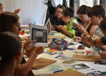 Cibercarba continúa su programación veraniega bordando el pasado de la sierra salmantina