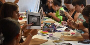 Cibercarba continúa su programación veraniega bordando el pasado de la sierra salmantina