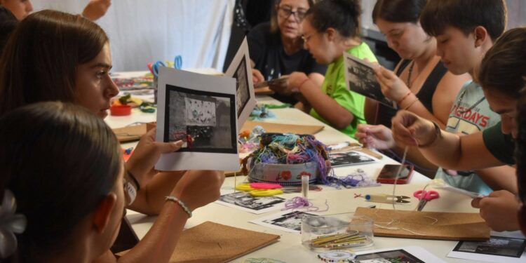 Cibercarba continúa su programación veraniega bordando el pasado de la sierra salmantina