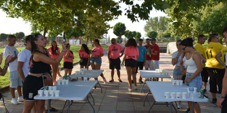 Más de un centenar de peñistas prueban suerte en el torneo de beerpong de Carbajosa