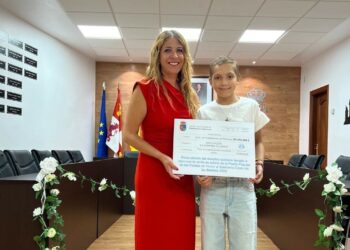 Castellanos entrega los 3.450 euros solidarios de la paella festiva a ‘La Sonrisa de M4ría’