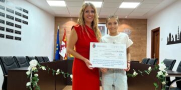 Castellanos entrega los 3.450 euros solidarios de la paella festiva a ‘La Sonrisa de M4ría’