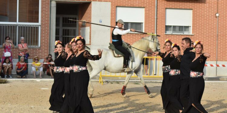 Castellanos disfruta del arte ecuestre y flamenco de la mano de ‘La Casa de Andalucía en Salamanca’