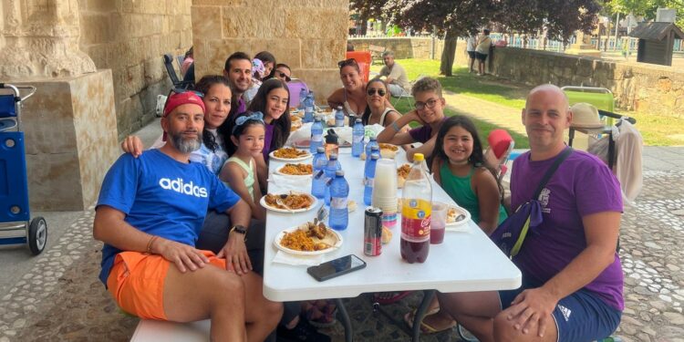 Castellanos reparte casi 2.500 raciones de paella a favor de la Asociación La Sonrisa de M4ría