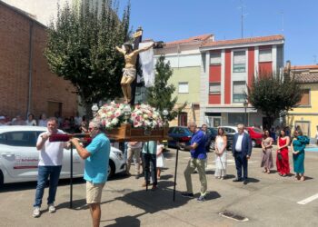 La Bajada del Cristo y la procesión de las antorchas marcan el inicio de las fiestas de Castellanos de Moriscos cargadas de emoción, música y tradición