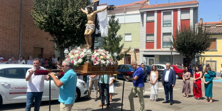 La Bajada del Cristo y la procesión de las antorchas marcan el inicio de las fiestas de Castellanos de Moriscos cargadas de emoción, música y tradición