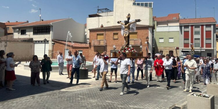 Castellanos acompaña en procesión al Cristo de las Batallas en el día grande de sus fiestas