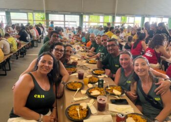 Los vecinos de Doñinos degustan 1.400 raciones de paella solidaria para despedir las fiestas