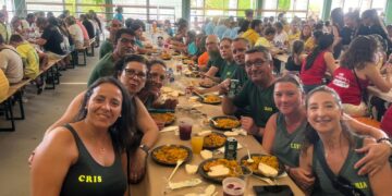 Los vecinos de Doñinos degustan 1.400 raciones de paella solidaria para despedir las fiestas