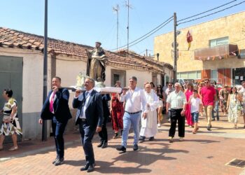 Santo Domingo de Guzmán procesiona en Doñinos al son de los tamborileros y el repique de campanas