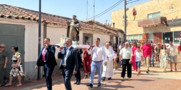 Santo Domingo de Guzmán procesiona en Doñinos al son de los tamborileros y el repique de campanas