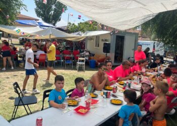 Los vecinos de Monterrubio degustan las 600 raciones de la paella festiva