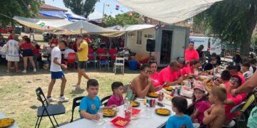 Los vecinos de Monterrubio degustan las 600 raciones de la paella festiva